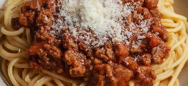 Spaghetti bolognese in bowl.